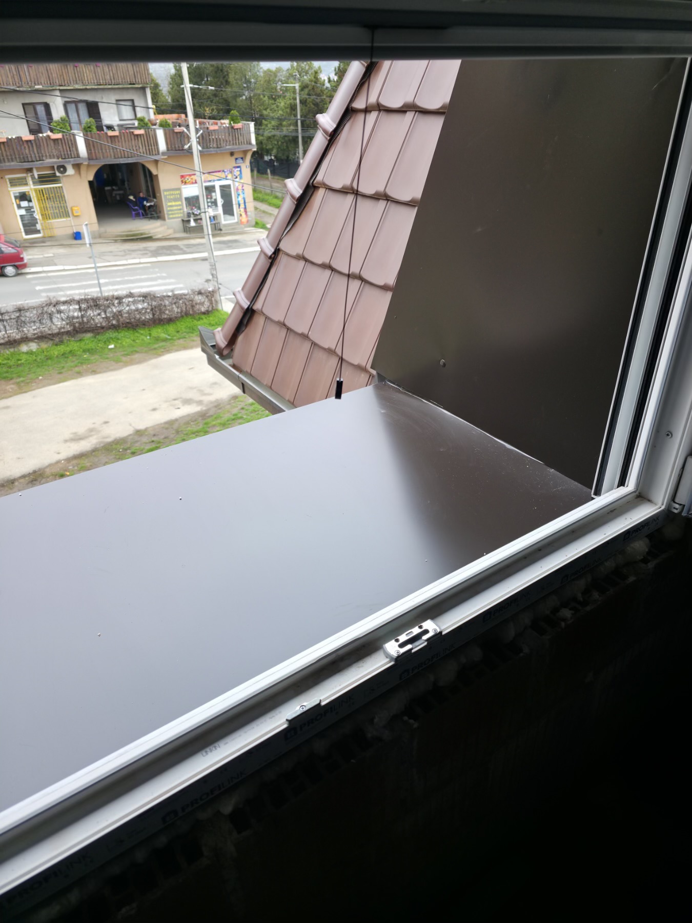 Detaljan limarski rad na ivici krova