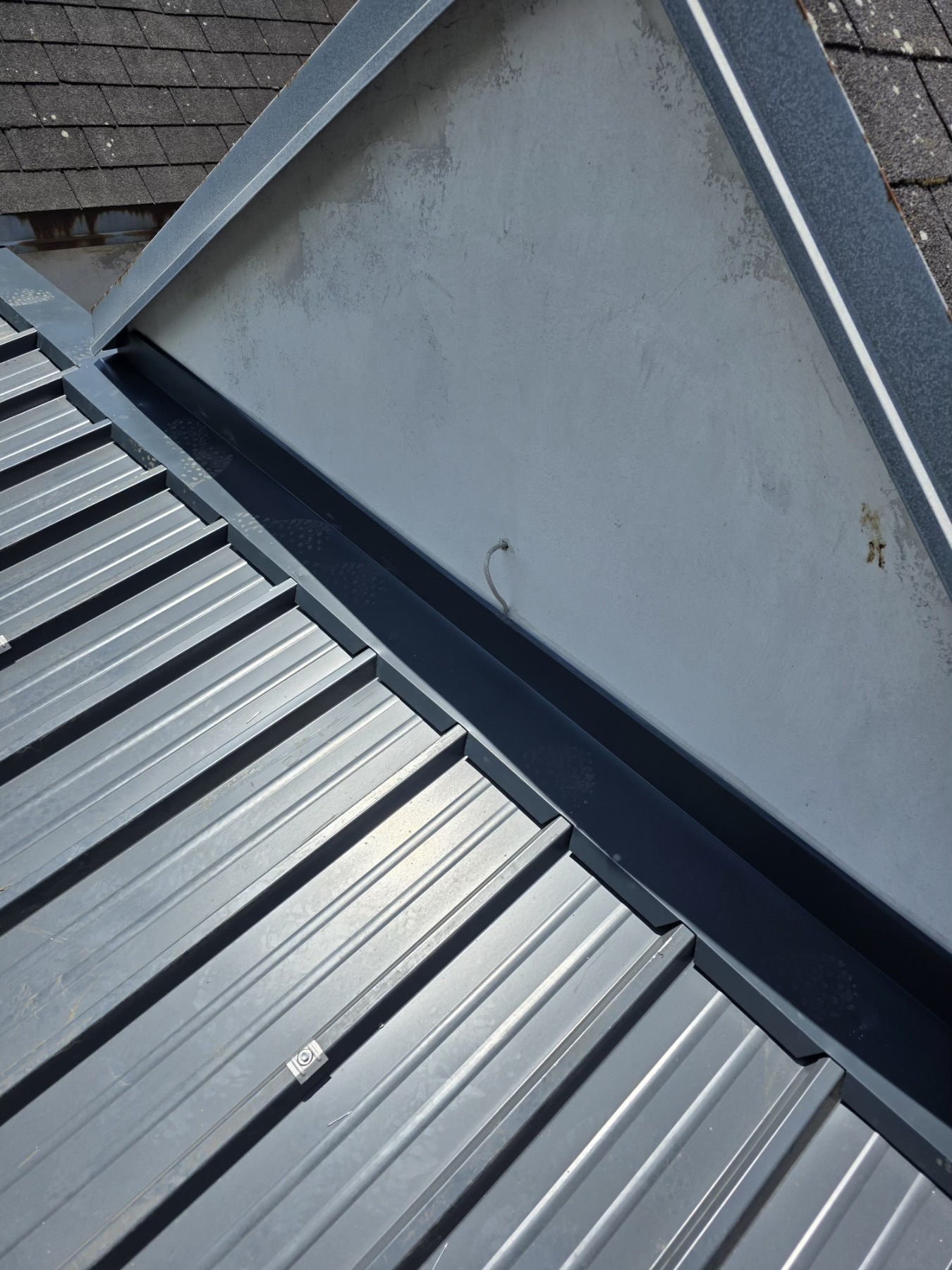 Postavljanje krova sa ugrađenim olucima