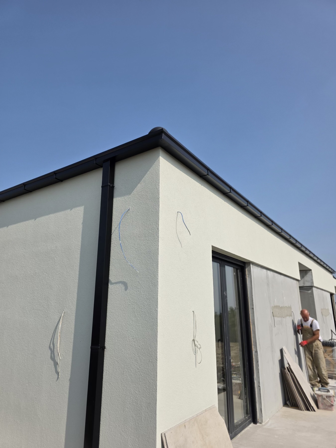 Postavljanje oluka na kući sa dvovodnim krovom