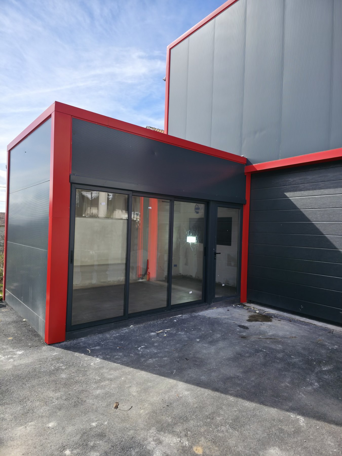 Montaža limenih fasadnih panela i alu-stolarije na modernom poslovnom objektu