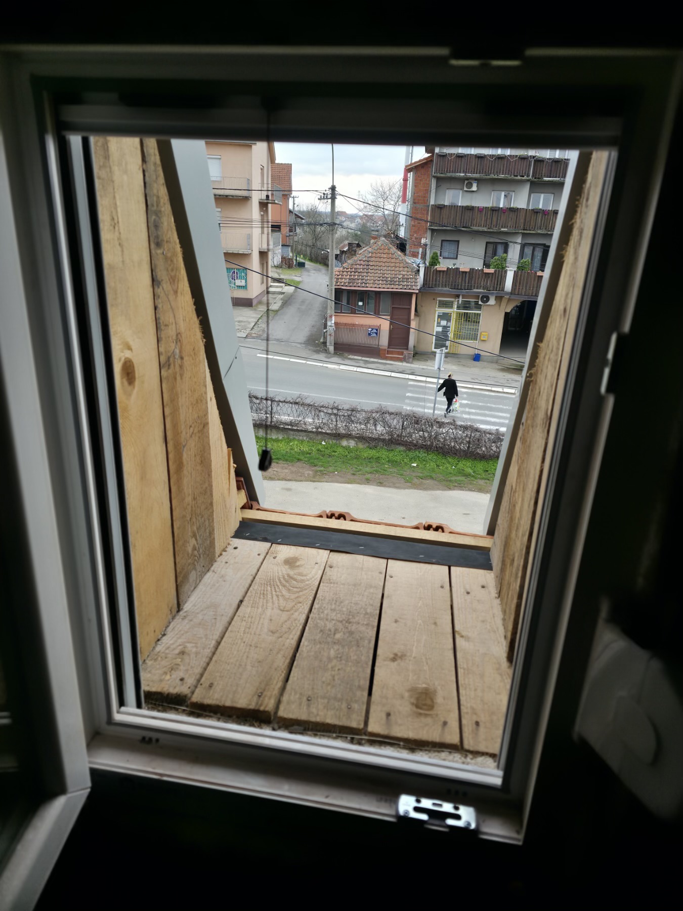 Detaljan limarski rad na ivici krova